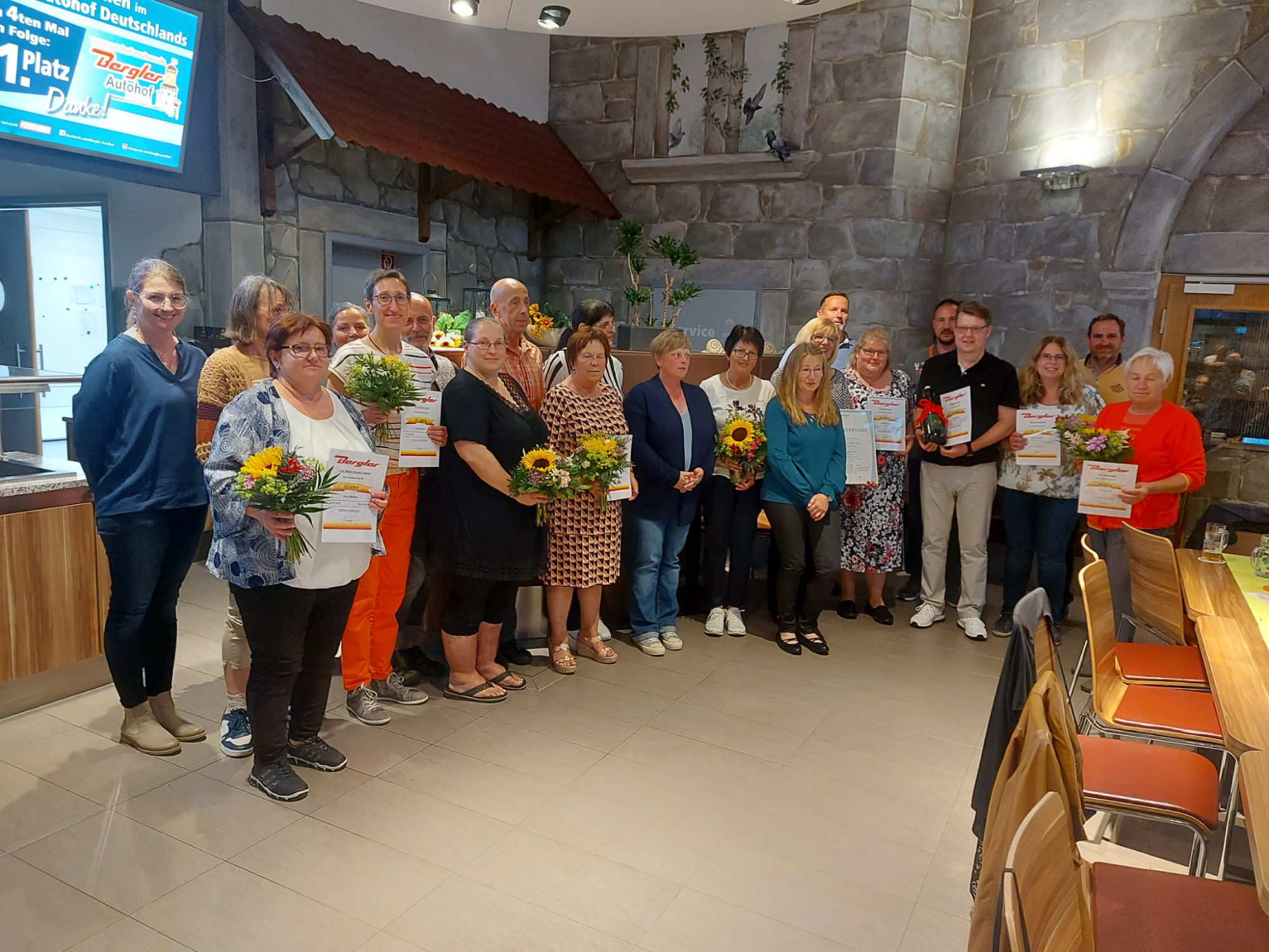 Gruppenfoto aller Jubilare am Autohof Bergler